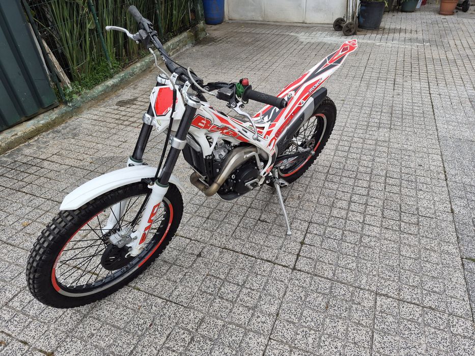 Beta evo trial 300c 2 tempos de 2016 com poucas horas de uso