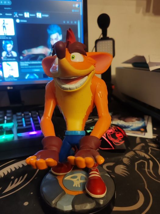 Figurka Crash Bandicoot stojak na kontroler lub telefon