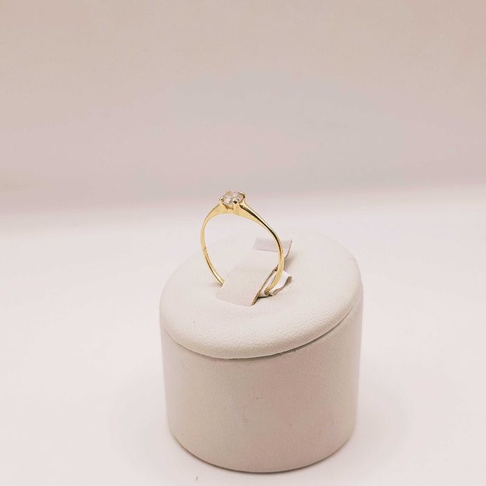 Złoty pierścionek pr. 585 - Zaręczynowy z oczkiem 0,85g. | r.12