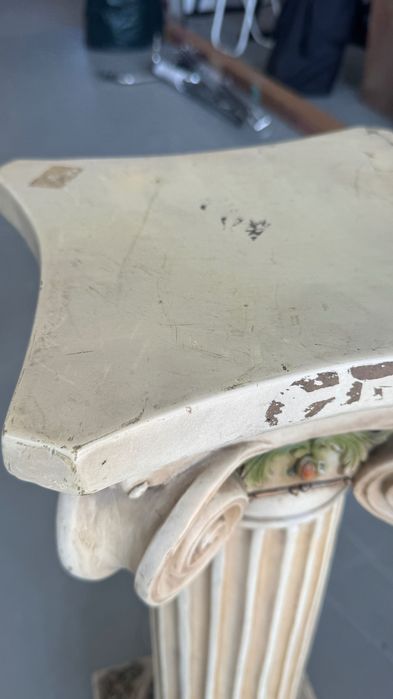 Coluna / pedestal decorativo em estilo greco-romano (jónico)