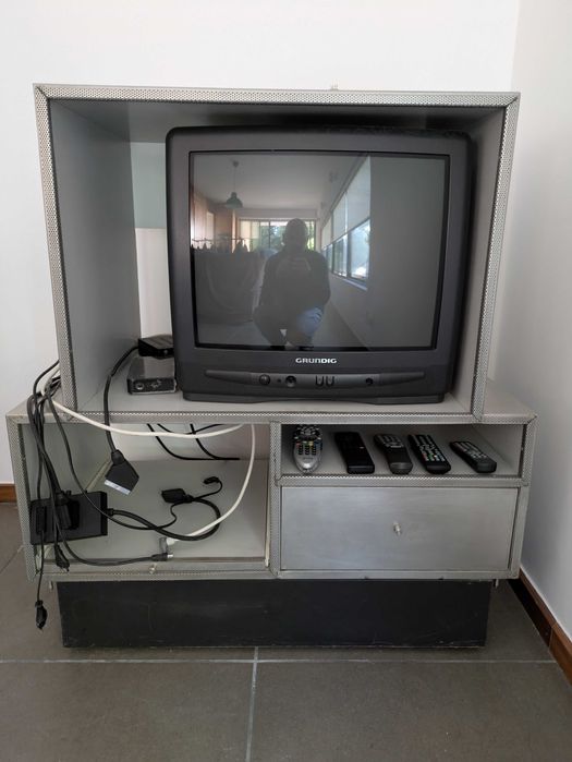 Móvel TV Inox com Rodas