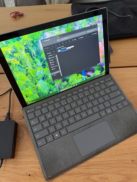 Microsoft Surface Pro 7 i5 / 8 GB / 128 GB + klawiatura + etui + ładowarka