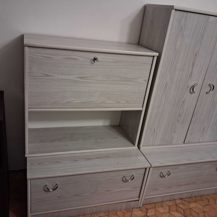 Regał szary , segment z witryną