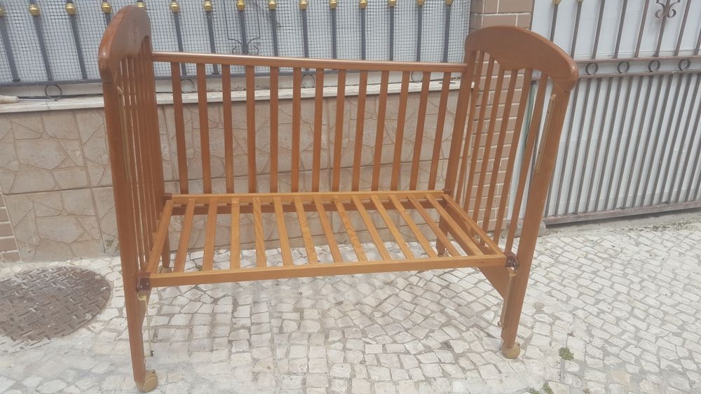 Cama em madeira e colchão para  Bebês