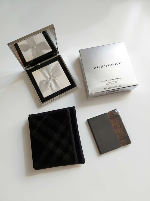 NOWY Burberry Silver Shimmer Illuminating Powder puder