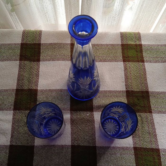 Резное синее стекло графин и два стакана
