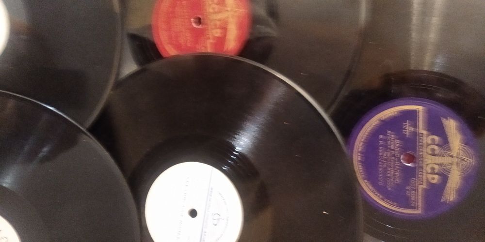 Продам пластинки - вальсы,польки,румба,танго.-14 шт.