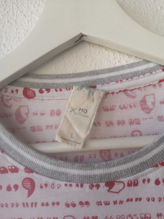 T-shirt com símbolo "" em vermelho da Mo, tamanho L