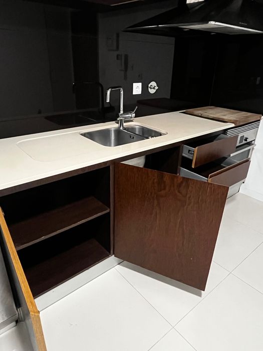 Cozinha completa com eletrodomésticos