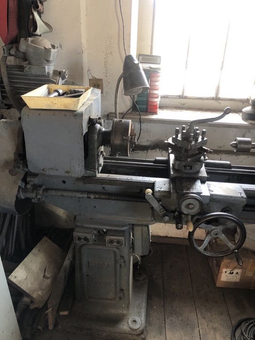 Продам старий токарний станок середніх розмірів, довга станина.
