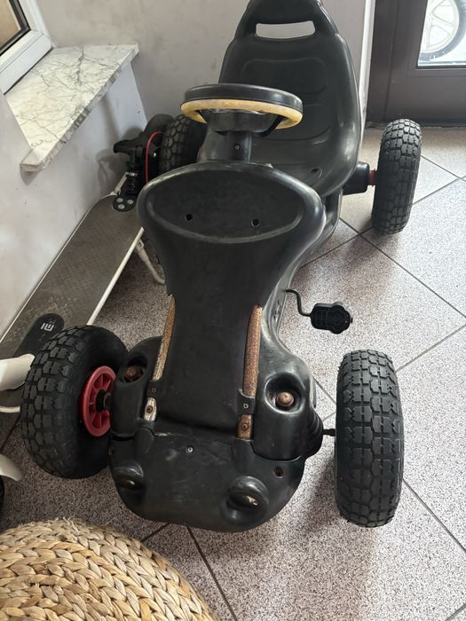 Sprzedam samochodzik na pedały w dobrym stanie.