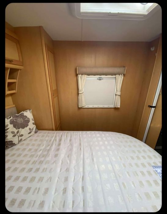 Caravana Elddis cama em ilha