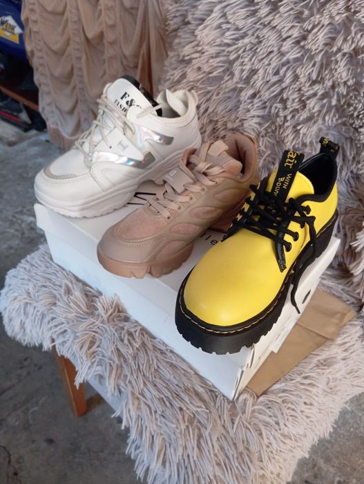 Жіночі кросівки.  Сток.