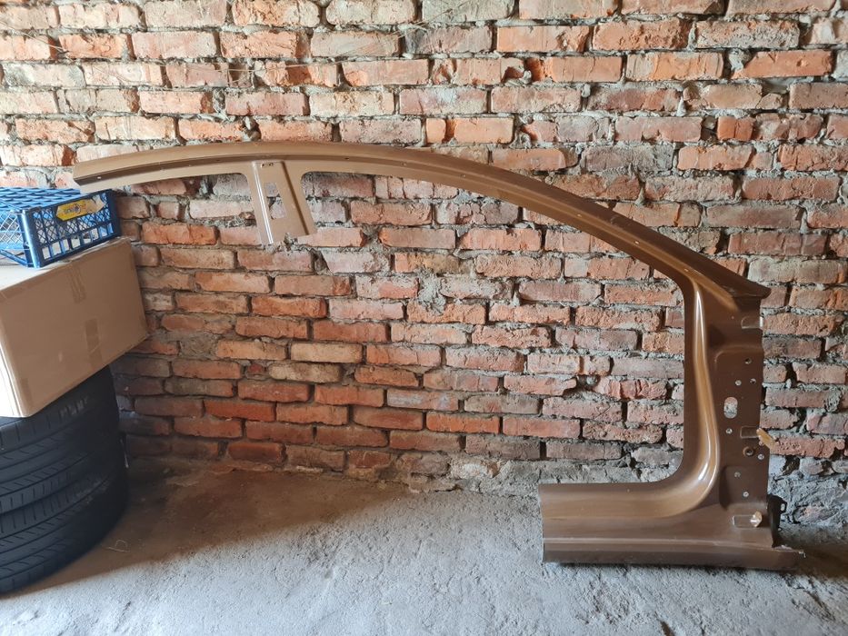 Стійка-верх правий Tesla Model 3