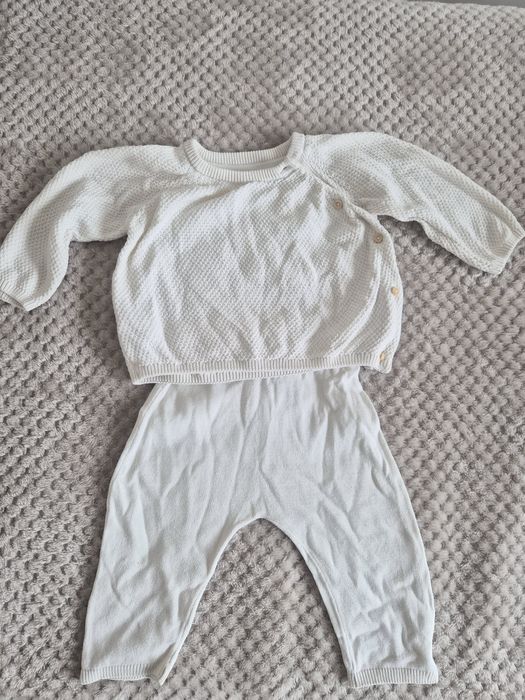 Bialo beżowy dresik niemowlecy H&M rozmiar 68.