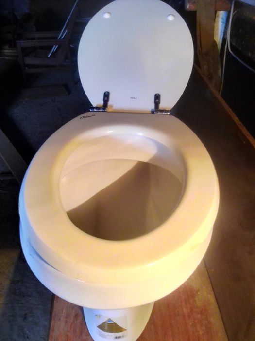 Унітаз з кришкою