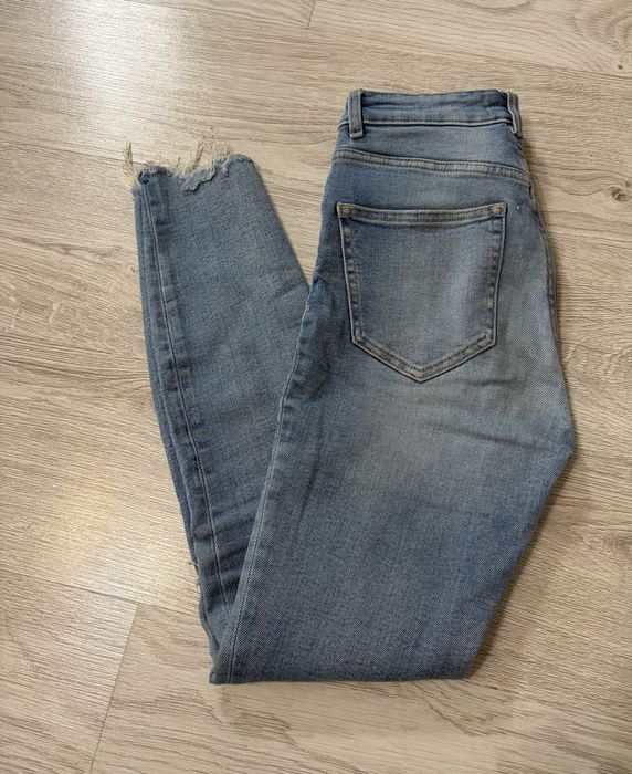 Spodnie skinny jeans z dziurą z wysokim stanem | Zara