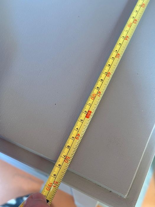 Secretária ajustável em altura, em metal e vidro muito resistente