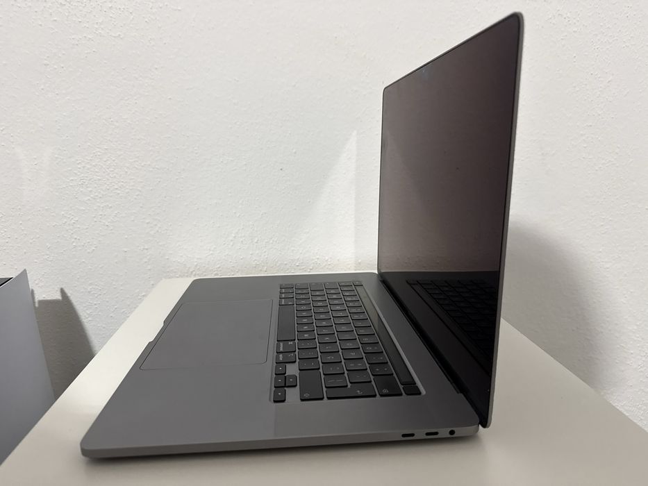 Macbook Pro - 16”