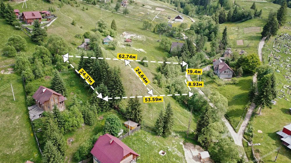 Земля в Яблуниці, поруч з трасою