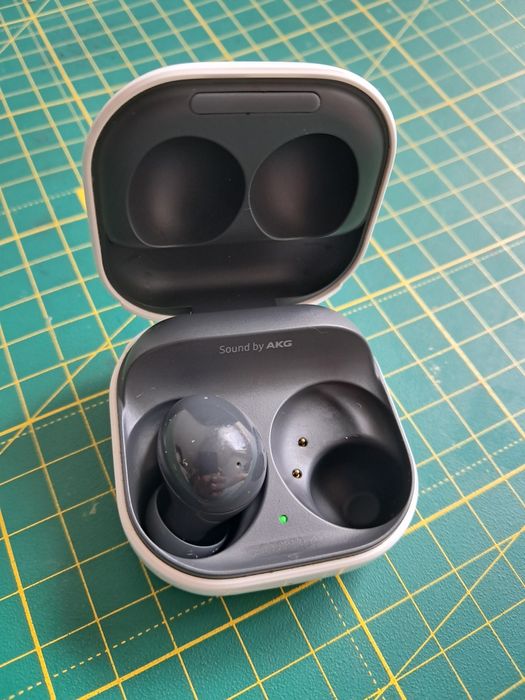 Продам лівий навушник Samsung Buds 2 з зарядним кейсом