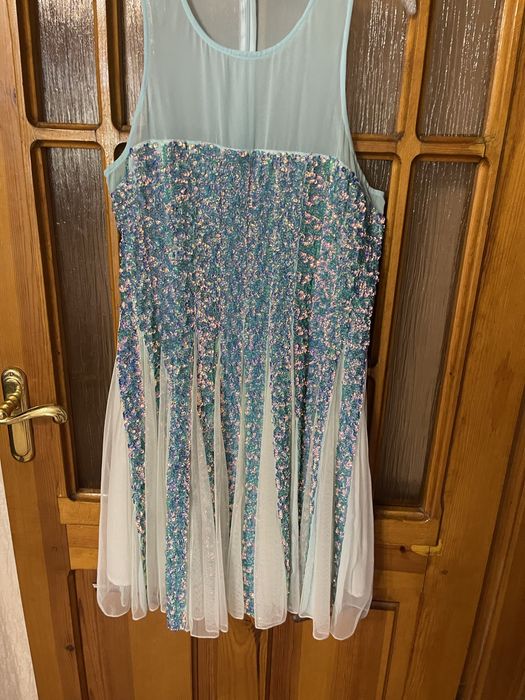 Вечерние платья  в пайедках сверкает очень