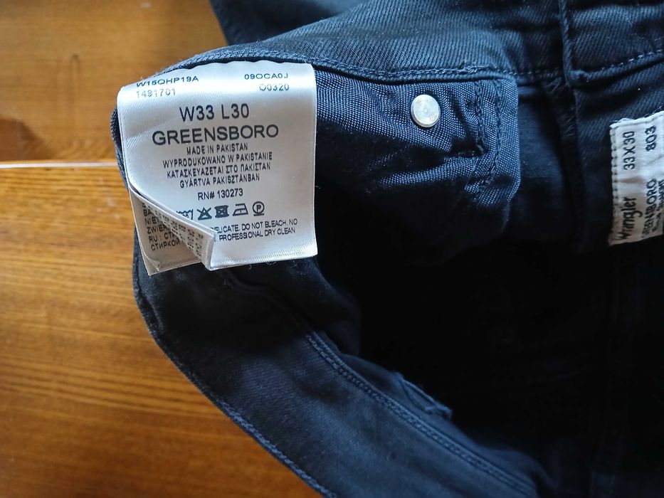 Wrangler Greensboro czarne 33/30 pas:2x44-50cm