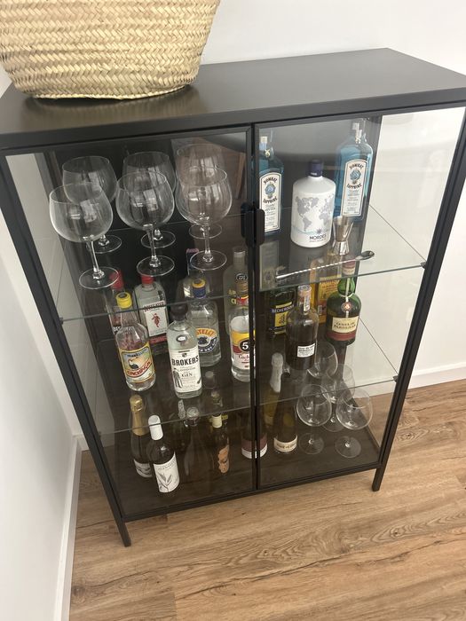 Móvel bar/vitrine IKEA com portas de vidro – como novo