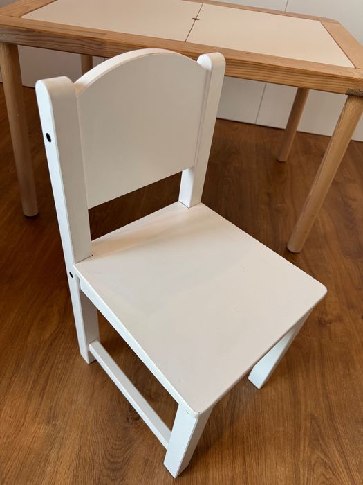 Mesa com arrumação e cadeira para criança