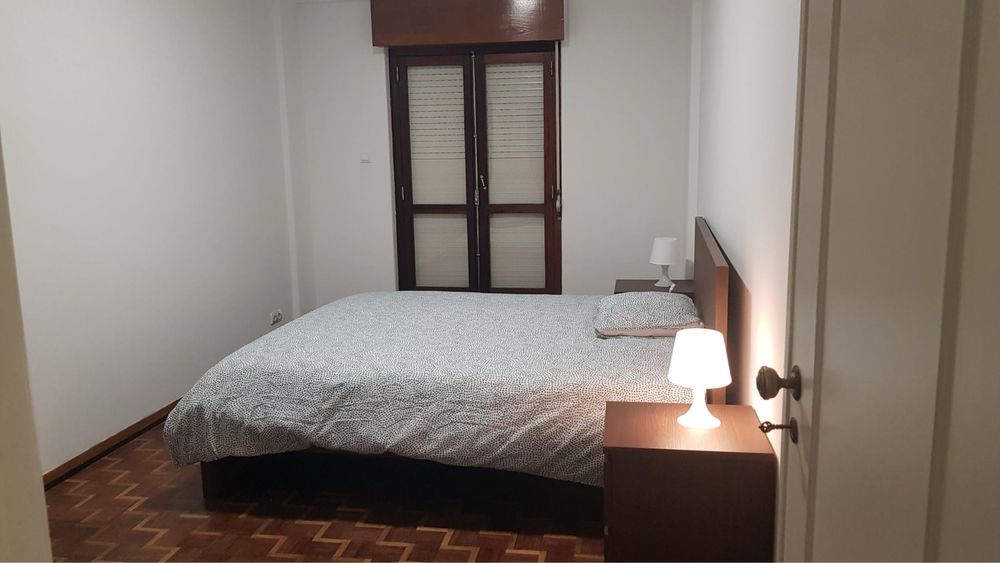 Quarto casal com varanda para arrendar no Cacem bem localizado
