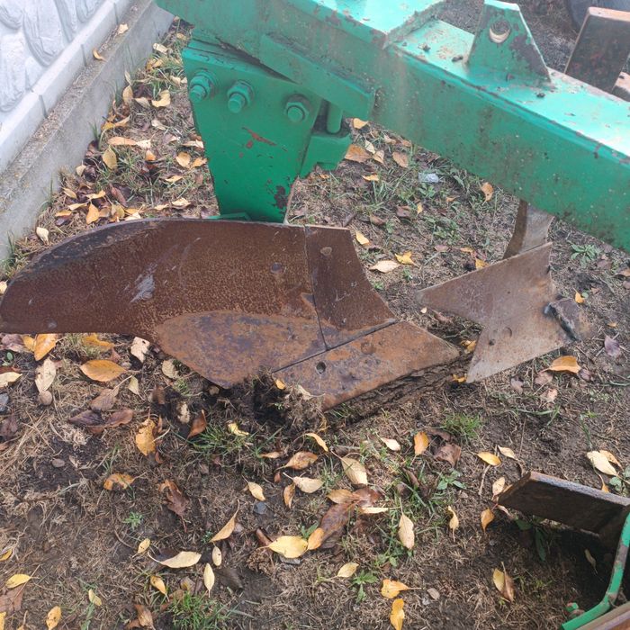 продам плуга трох корпусного