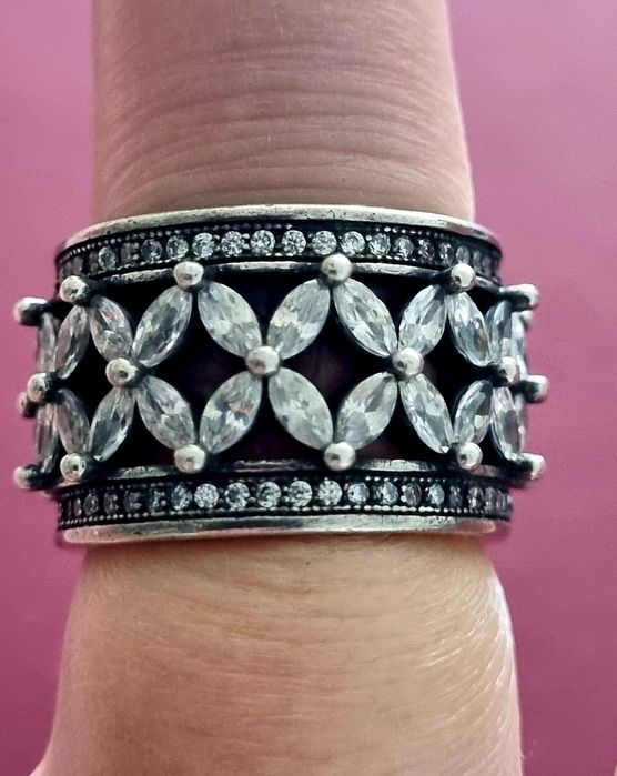 Anel prateado, em aço, com flores em pedras de vidro. T17