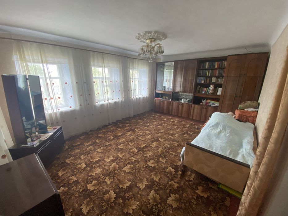 Дім з гарною площею землі