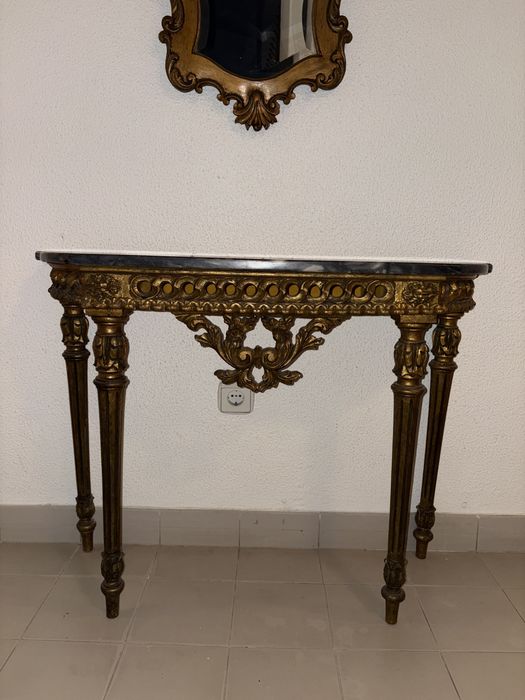 Credencia dourada com pedra em marmore. 75 cm x96xx33cm