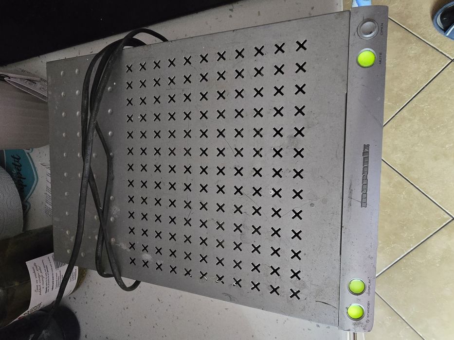 Amplituner Marantz.