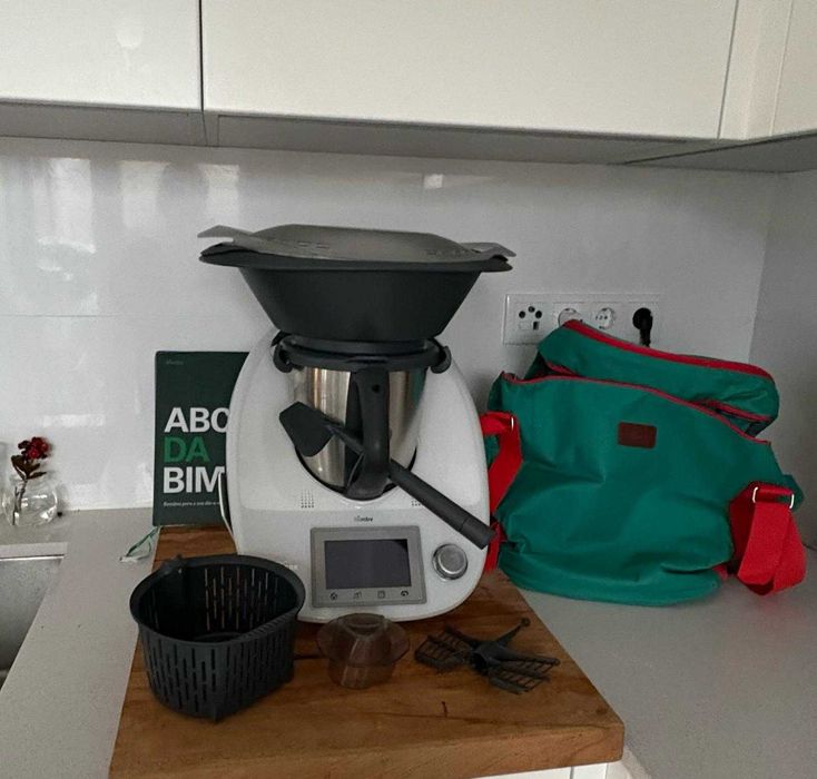 Bimby TM5 com saco, cookido e acessórios.
