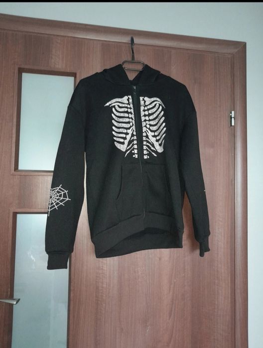 Czarna bluza z kościotrupem