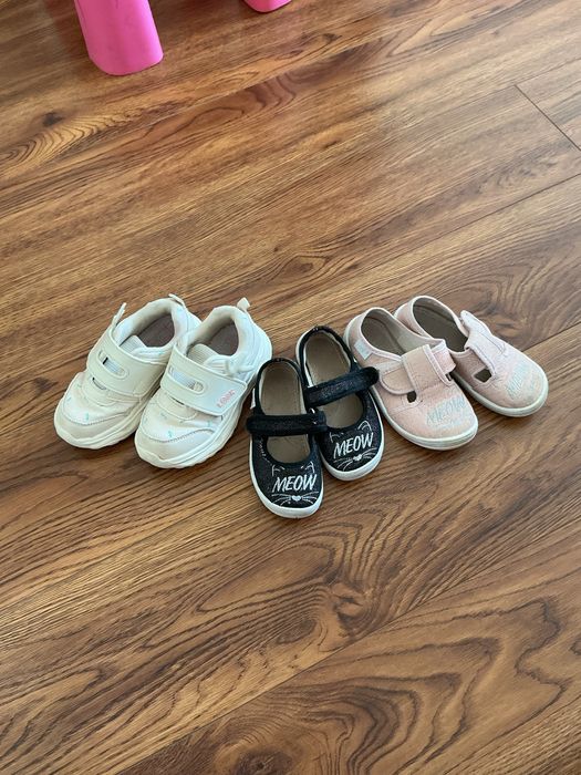 Взуття для дівчинки.