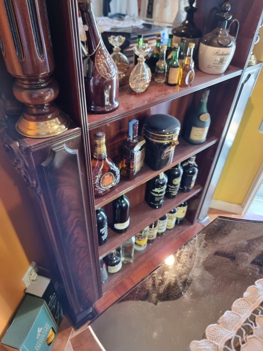 Bar de canto em madeira escura c/banco