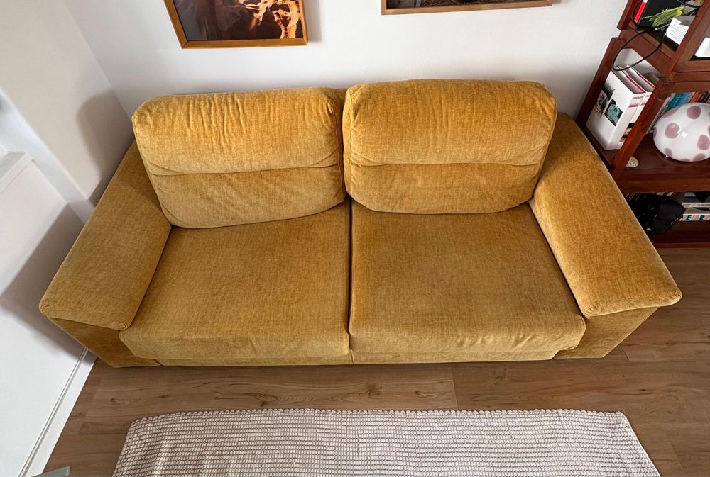 Sofá amarelo mostarda