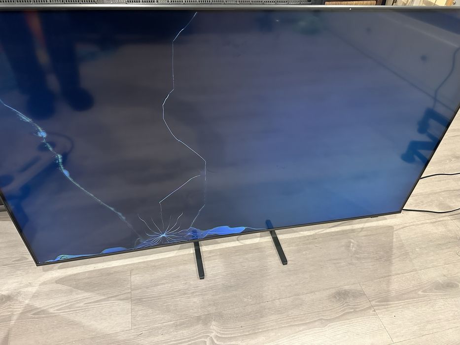 Samsung QE55Q70Rde 55 " com ecrã partido,