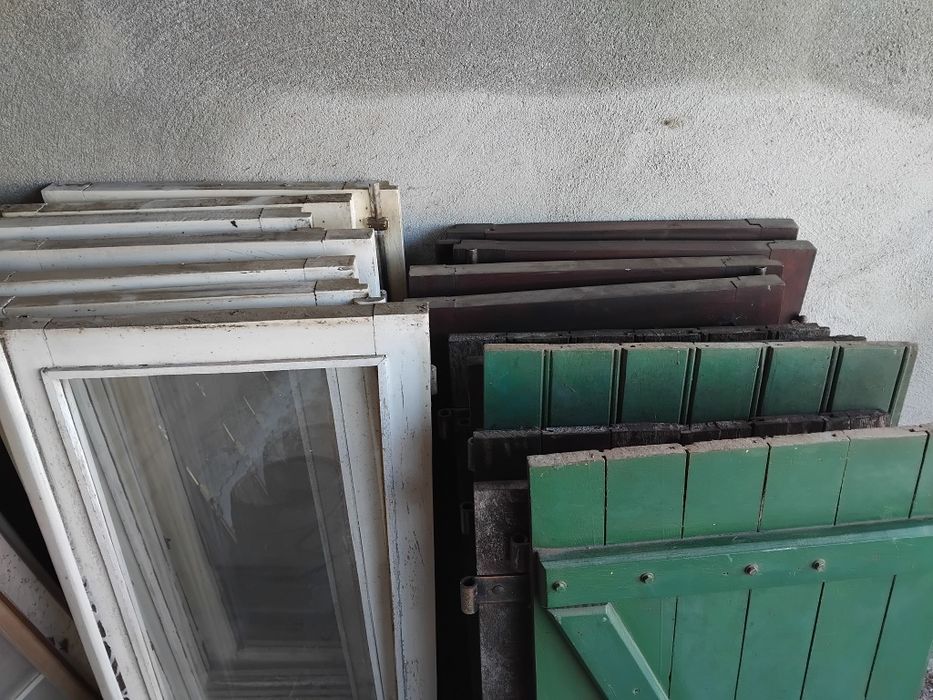 Janelas e portadas e os aros em madeira