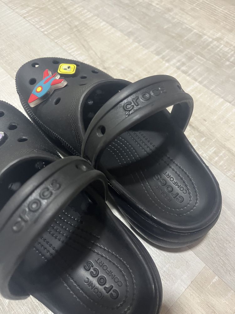 Crocs iconic top