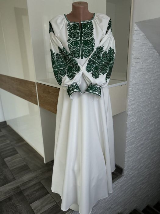 Вишиті сукня.