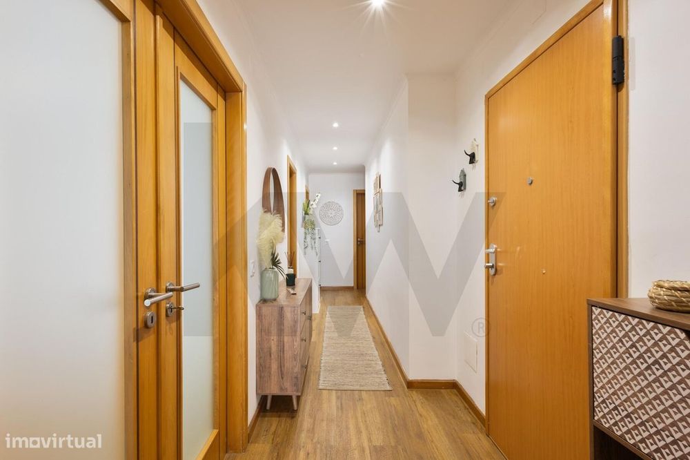 T2 Totalmente Remodelado com Terraço de 90m2 – Junto à Saint Dominic's