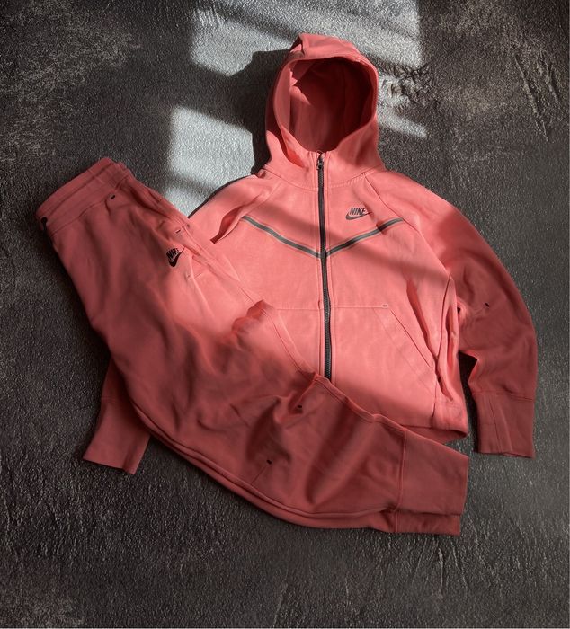 Жіночий спортивний костюм Nike Tech windrunner