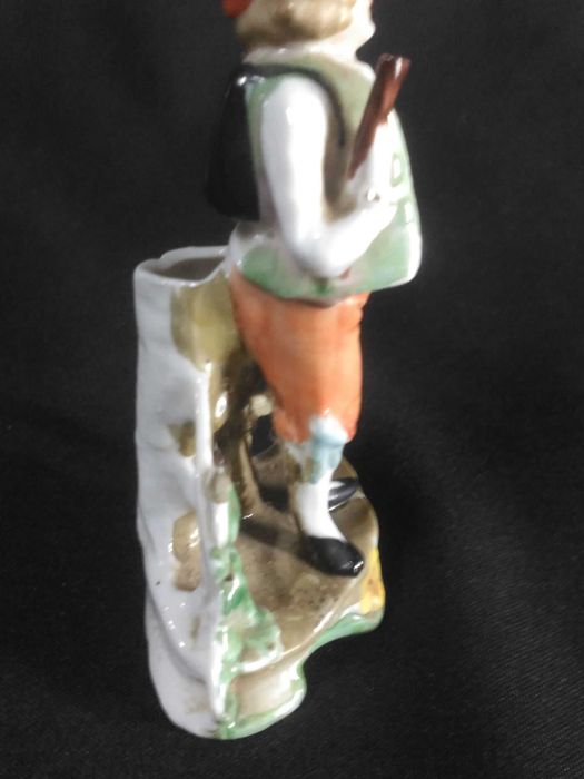 Figura de menino em biscuit