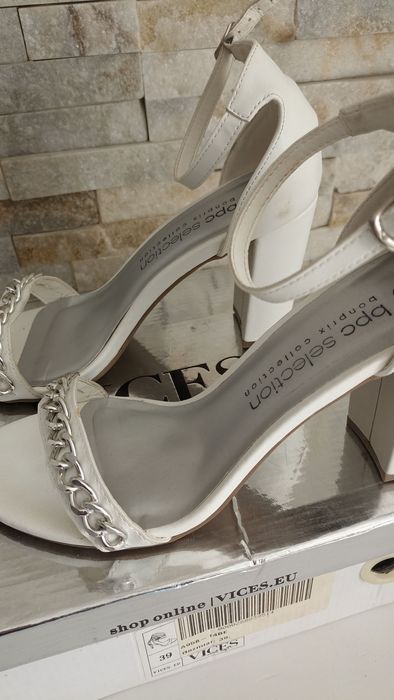 Białe sandały na slupku