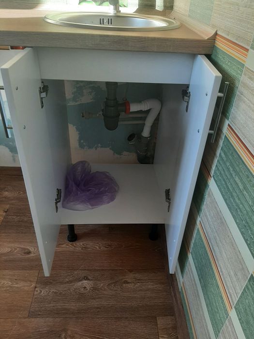 Кухонная мебель, газовая плита, мойка, смеситель.