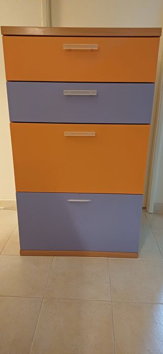 Mobília de quarto com duas camas de solteiro